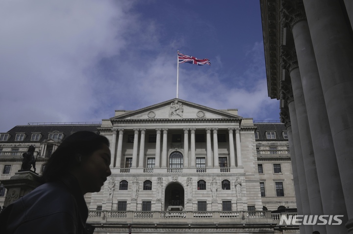 [런던=AP/뉴시스]런던 중심가에 있는 영국 중앙은행 영국은행 앞을 23일 한 여성이 지나가고 있다. 영국 중앙은행은 23일 미국 연준에 이어 금리를 0.25%포인트 인상했다. 이는 은행들의 불안에도 불구하고 인플레이션 억제에 초점을 맞춘 조치이다. 2023.3.23.