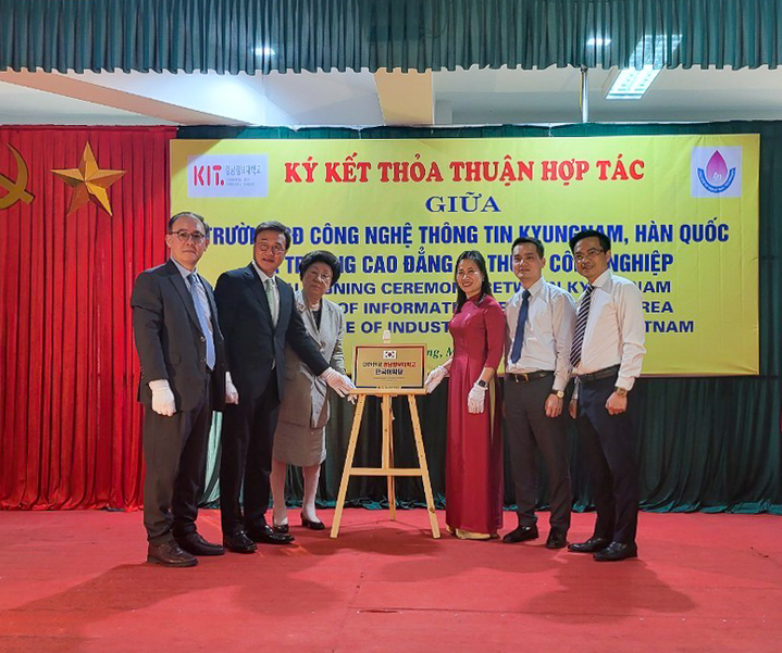 [부산=뉴시스] 경남정보대학교는 최근 베트남 국립박장성산업기술대학교 내 'KIT 한국어학당'을 개소했다고 23일 밝혔다. (사진=경남정보대 제공) *재판매 및 DB 금지