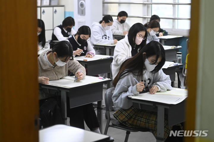 [수원=뉴시스] 김종택 기자 = 올해 첫 모의고사인 3월 전국연합학력평가가 실시된 23일 오전 경기도 수원시 팔달구 수원여자고등학교 3학년 교실에서 학생들이 시험을 보고 있다. 2023.03.22. jtk@newsis.com