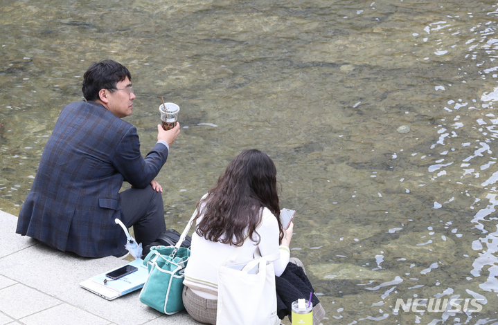 [서울=뉴시스] 김근수 기자 = 서울 종로구 청계천에서 시민들이 나들이를 즐기고 있다. 2023.03.23. ks@newsis.com