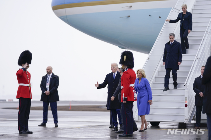[오타와( 캐나다)= AP/뉴시스] 조 바이든 미국대통령과 부인 질 바이든이 23일 캐나다 오타와 국제공항에도착한 대통령 전용기 계단을 함께 내려오고 있다.     
