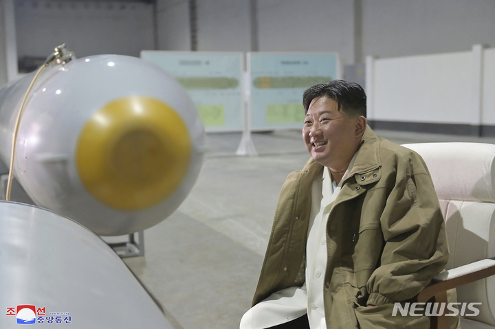 [리원=AP/뉴시스] 북한 조선중앙통신이 24일 공개한 사진에 김정은 북한 국무위원장이 지난 21~23일 사이 함경남도 리원군 해안에서 '핵무인수중공격정 해일'의 훈련을 현지 지도하고 있다. 2023.03.24.