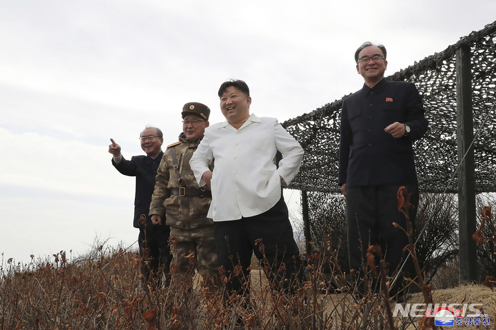[리원=AP/뉴시스] 북한 조선중앙통신이 24일 공개한 사진에 지난 22일 김정은 북한 국무위원장이 함경남도 리원군에서 전략순항미사일 '화살'의 시험 발사를 현지 지도하고 있다. 북한은 이 미사일에 모의 핵탄두가 장착됐다고 주장했다. 2023.03.24.