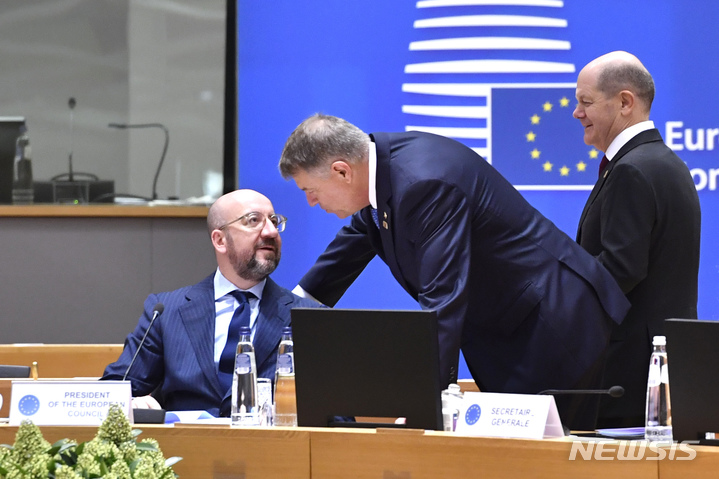 [브뤼셀=AP/뉴시스]24일(현지시간) 벨기에 브뤼셀에서 유럽연합(EU) 정상회의가 열린 가운데 (사진 왼쪽부터)샤를 미셸 유럽 상임의장과 클라우스 요하니스 루마니아 대통령, 올라프 숄츠 독일 총리가 회의에 참석하고 있다. 2023.03.25. 