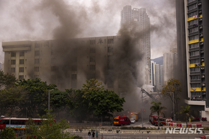 [홍콩=AP/뉴시스]24일 홍콩의 주거 및 산업 지역인 청샤완에서 소방관들이 화재 진압을 하고 있다.2023.03.24.