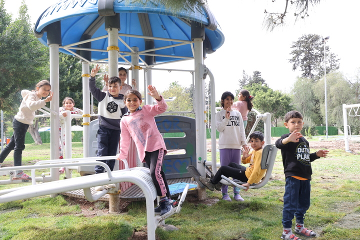[서울=뉴시스]튀르키에 이스켄데룬의 한 임시주거시설 단지 내 마련된 아동 놀이시설에서 아이들이 이곳을 찾은 희망브리지 직원을 향해 인사하고 있다. (제공=희망브리지) *재판매 및 DB 금지