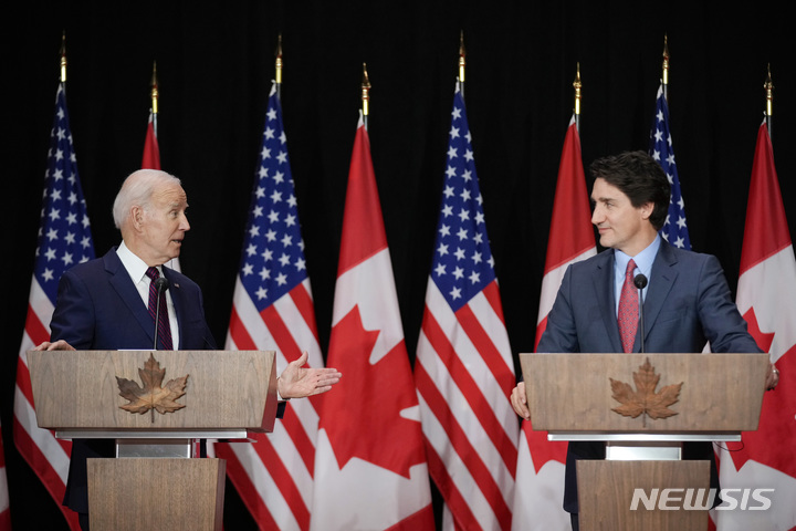 [오타와=AP/뉴시스] 조 바이든(왼쪽) 미국 대통령이 24일(현지시간) 캐나다 오타와에서 쥐스탱 트뤼도 캐나다 총리와 공동 기자회견을 하고 있다. 두 정상은 5대호 수질 보호와 복구를 위해 투자를 늘리겠다고 밝혔다. 