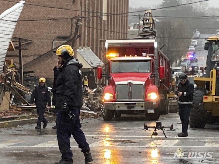 [웨스트리딩=AP/뉴시스] 25일(현지시간) 미국 펜실베이니아주 웨스트리딩에 있는 초콜렛 공장이 폭발해 5명이 사망하고 6명이 실종됐다. 사진은 긴급 구조대원들이 현장에서 작업 중인 모습. 2023.03.26