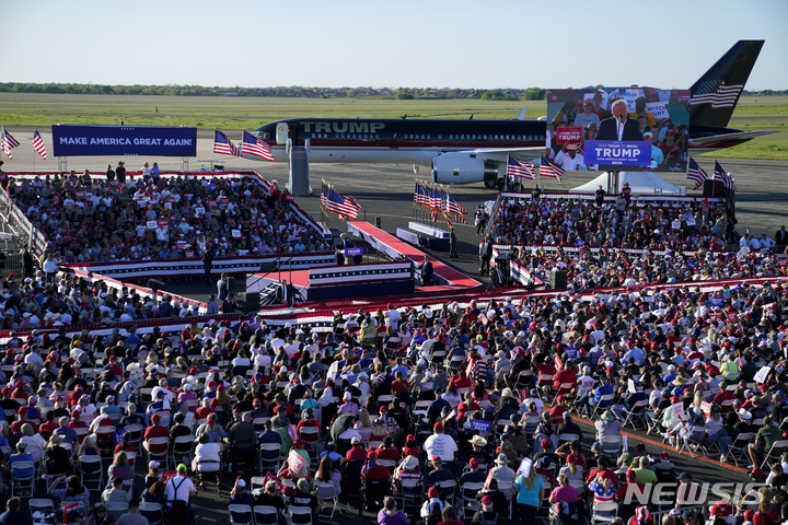 [웨이코( 미 텍사스주)=AP/뉴시스] 도널드 트럼프 전 미국대통령이 3월 25일 텍사스주 웨이코 지방공항에서 2024년 대선 출마연설을 하고 있다.  