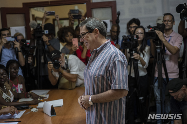  [아바나(쿠바)= AP/뉴시스] 3월 26일 실시된 쿠바 국회의원 선거의 아바나 시내 투표소에서 투표하는 브루노 로드리게스 외무장관.    