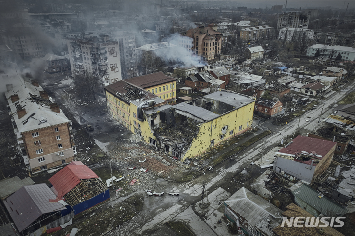 [바흐무트=AP/뉴시스] 26일(현지시간) 러시아군과의 최대 격전지인 우크라이나 도네츠크주 바흐무트의 건물들이 파괴돼 있다. 2023.03.27.