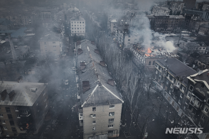[바흐무트=AP/뉴시스] 26일(현지시간) 러시아군과의 최대 격전지인 우크라이나 도네츠크주 바흐무트에 있는 건물에서 불길이 치솟고 있다. 2023.03.27.