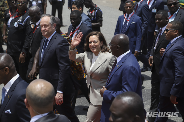 [AP/뉴시스] 미국의 카멀라 해리스 부통령이 1주일 아프리카 3개국 순방에 나서 26일 가나에 도착해 손을 흔들고 있다