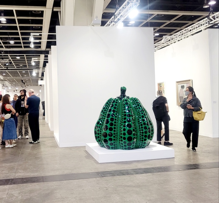 [홍콩=뉴시스]박현주미술전문기자 =빅토리아 미로 갤러리가 선보인 쿠사마 야요이의 조각 ‘초록 호박'은 600만 달러(78억원)에 팔렸다. *재판매 및 DB 금지