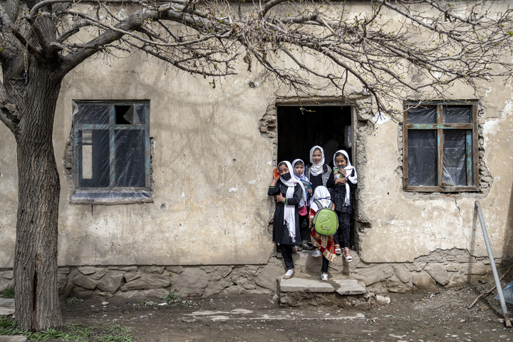 [카불=AP/뉴시스] 26일(현지시간) 영국 인디펜던트에 따르면, 탈레반은 아프간 여성들을 위한 교육을 재개할 것이라고 또다시 주장했다. 사진은 25일 아프가니스탄 카불에서 여학생들이 새 학기 첫날 학교에 등교하고 있는 모습. *재판매 및 DB 금지