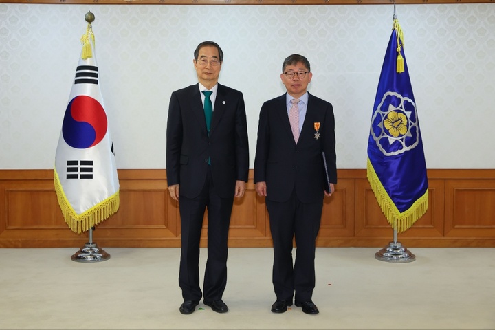 왼쪽부터 한덕수 국무총리와 김홍기 교수 *재판매 및 DB 금지