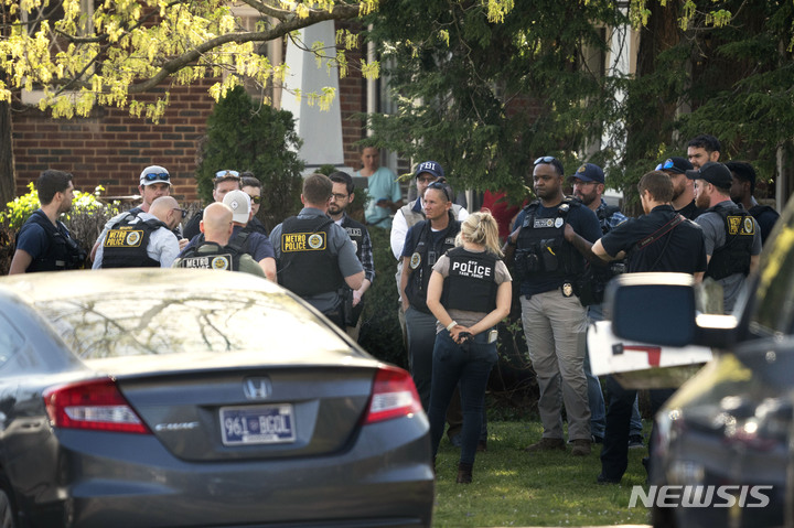 [내슈빌(미 테네시주)=AP/뉴시스] 내슈빌 경찰과 연방수사국(FBI)요원들이 27일 시내 코브넌트 사립초교 총격사건을 수사하기 위해 시내 브라이트우드가의  한 주택을 압수 수색하고 있다.  