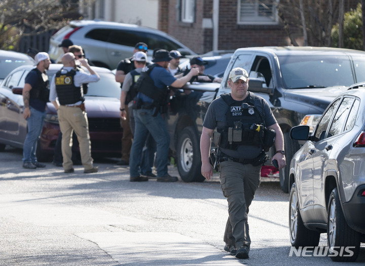 [내슈빌(미 테네시주)=AP/뉴시스] 내슈빌 경찰과 연방수사국(FBI)요원들이 27일 시내 코브넌트 사립초교 총격사건을 수사하기 위해 시내 브라이트우드가의  한 주택을 압수 수색하고 있다.  