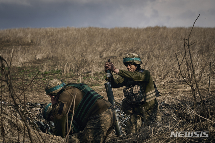 [바흐무트=AP/뉴시스] 27일(현지시간) 제28여단 우크라이나 군인들이 우크라이나 바흐무트 최전선에 있는 진지에서 박격포를 발사하고 있다. 2023.03.29.