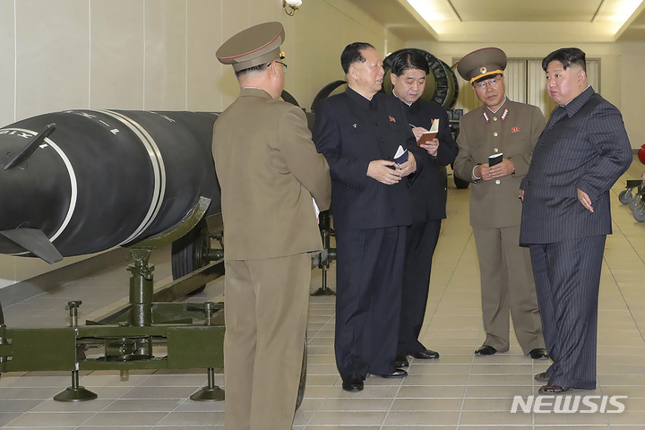 [평양=AP/뉴시스] 북한의 조선중앙통신이 28일 공개한 사진에 김정은(오른쪽) 북한 국무위원장이 27일 장소가 알려지지 않은 곳에서 핵무기병기화사업을 현지 지도하고 있다. 김정은 위원장은 "언제든, 그 어디에든 핵무기를 사용할 수 있게 완벽하게 준비되여야 영원히 핵무기를 사용하지 않게 될 것"이라고 말했다. 2023.03.28.