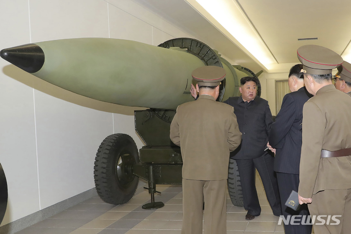 [평양=AP/뉴시스] 북한의 조선중앙통신이 28일 공개한 사진에 김정은(오른쪽) 북한 국무위원장이 27일 장소가 알려지지 않은 곳에서 핵무기병기화사업을 현지 지도하고 있다. 김정은 위원장은 "언제든, 그 어디에든 핵무기를 사용할 수 있게 완벽하게 준비되여야 영원히 핵무기를 사용하지 않게 될 것"이라고 말했다. 2023.03.28.