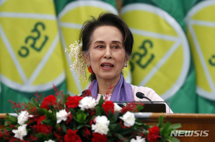 [네피도(미얀마)=AP/뉴시스]미얀마 최고 지도자(당시) 아웅산 수지 여사가 지난 2020년 1월28일 수도 네피도에서 열린 교육개발 이행회의에서 연설하고 있다. 그녀가 이끌던 민주주의민족동맹(NLD)이 28일 밤 12시(한국시간 29일 오전 2시30분) 미얀마 선거관리위원회에 의해 자동 해산될 것으로 보인다. 이는 NLD가 이날 밤 12시까지 다음 총선에 대비한 등록을 하라는 선관위 요구에 대해 엉터리라고 비난하며 등록을 거부한 데 따른 것이다. 2023.3.28.