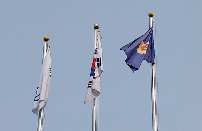 [대전=뉴시스] 대전시의회 입구에 의회 깃발(오른쪽)이 날리고 있다.  *재판매 및 DB 금지