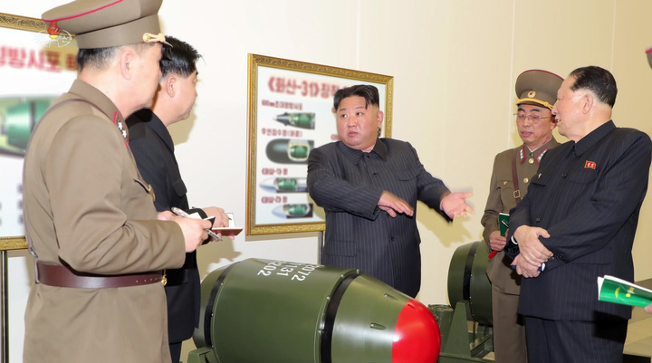 [서울=뉴시스] 북한 조선중앙TV가 김정은 북한 국무위원장이 27일 장소가 알려지지 않은 곳에서 핵무기병기화사업을 현지 지도했다고 28일 보도했다.김정은 위원장은 "언제든, 그 어디에든 핵무기를 사용할 수 있게 완벽하게 준비되여야 영원히 핵무기를 사용하지 않게 될 것"이라고 말했다. (사진=조선중앙TV 캡처) 2023.03.28. photo@newsis.com *재판매 및 DB 금지
