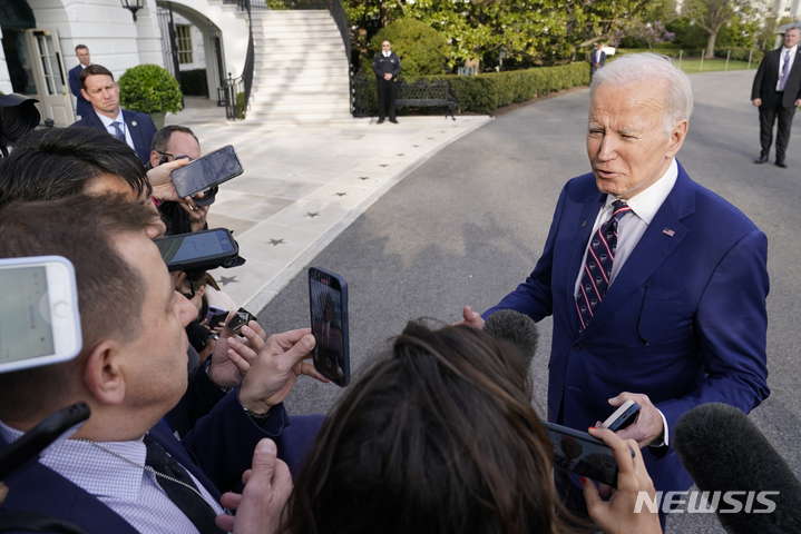 [워싱턴=AP/뉴시스]조 바이든 미국 대통령이 28일(현지시간) 노스캐롤라이나 반도체 공장을 방문한 뒤 워싱턴DC 백악관으로 돌아와 기자들과 이야기를 나누고 있다. 2023.03.29