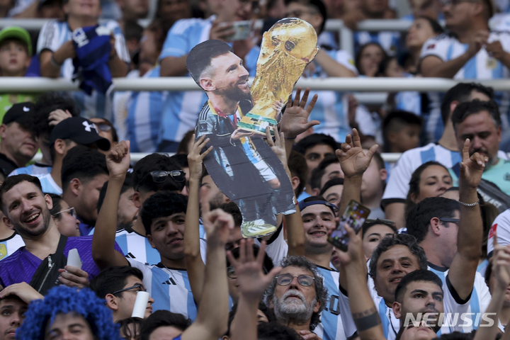 [산티아고델에스테로(아르헨티나)=AP/뉴시스]리오넬 메시를 응원하는 아르헨티나 축구팬들 
