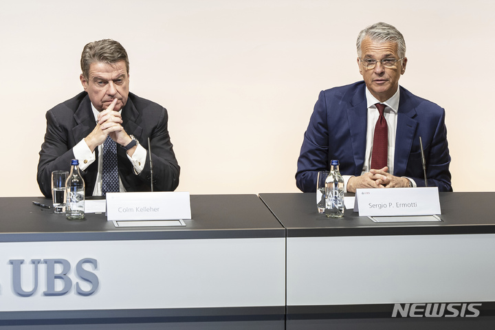 [취리히=AP/뉴시스]29일(현지시간) 스위스 취리히에서 UBS그룹의 최고경영자(CEO)로 새로 임명된 세르지오 에르모티(사진 오른쪽)와 UBS 이사회의 콤 켈러허 의장이 기자회견에 참석하고 있다. 2023.03.29.