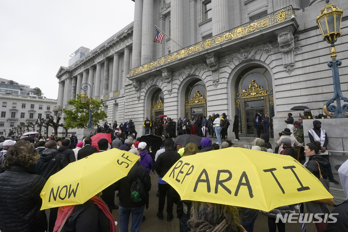 [AP/뉴시스] 3월14일 샌프란시스코 시청 앞에서 열린 '흑인보상' 지지 시위에 사람들이 연사의 말을 경청하고 있다