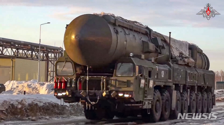 [AP/뉴시스]러시아 국방부가 29일 배포한 동영상을 캡처한 사진에서 러시아군의 야르스 대륙간탄도미사일(ICBM) 발사대가 알려지지 않은 곳에서 이동하고 있다. 러시아는 미사일 실험에 대한 통지를 포함한 핵전력에 대한 정보를 미국과 공유하는 것을 중단했다고 러시아의 한 고위 외교관이 29일 밝혔다. 2023.3.29.