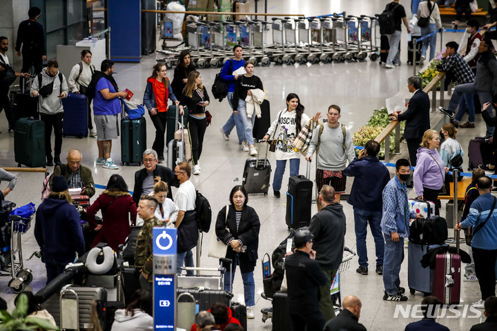 [인천공항=뉴시스] 정병혁 기자 = 29일 인천국제공항 제1여객터미널 입국장에서 여행객들이 이동하고 있다. 정부가 올해 "내수 활성화를 위해 방한 외국인 관광객 1000만명을 유치하겠다"고 발표했다. 정부는 이날 일본·대만 등 22개국 외국인에 대해서는 전자여행허가제(K-ETA) 없이 입국할 수 있도록 하고 중국·동남아 관광객이 한국에서 무비자로 환승할 수 있도록하는 내용이 담긴 방안을 발표했다. 2023.03.29. jhope@newsis.com