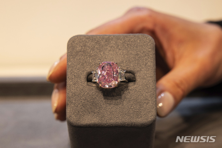 [뉴욕=AP/뉴시스] 지난 27일(현지시간) 미국 뉴욕의 소더비에서 이곳 관계자가 10.57캐럿짜리 핑크 다이아몬드 반지를 진열하고 있다. '이터널 핑크'(Eternal Pink)라는 이름의 이 다이아몬드는 6월 8일 소더비 경매에 나와 3500만 달러(한화 약 457억 원)에 낙찰될 것으로 예상된다. 2023.03.30.