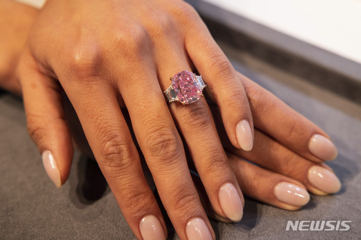[뉴욕=AP/뉴시스] 지난 27일(현지시간) 미국 뉴욕의 소더비에서 이곳 관계자가 10.57캐럿짜리 핑크 다이아몬드 반지를 진열하고 있다. '이터널 핑크'(Eternal Pink)라는 이름의 이 다이아몬드는 6월 8일 소더비 경매에 나와 3500만 달러(한화 약 457억 원)에 낙찰될 것으로 예상된다. 2023.03.30.