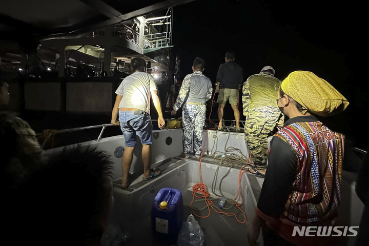 [바실란=AP/뉴시스] 30일 새벽(현지시간) 필리핀 바실란 인근 해상에서 필리핀 해안경비대원들이 여객선 MV 레이디 메리 조이의 화재로 실종된 사람들을 찾고 있다. 경찰은 승무원과 승객 등 약 250명이 승선한 여객선에서 화재가 발생해 어린이 포함 최소 12명이 숨지고 여러 명이 실종됐다고 밝혔다. 2023.03.30.