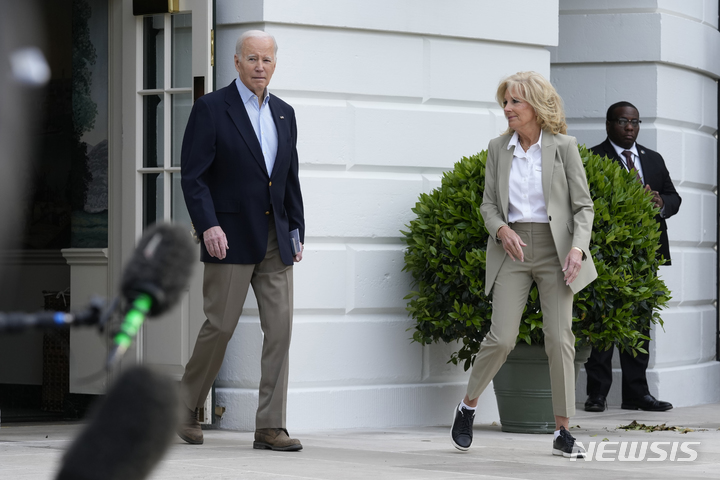 [AP/뉴시스] 미국의 조 바이든 대통령과 영부인 질 여사가 31일 아침 미시시피주로 가기 위해 백악관을 나서다 기자단을 만나고 있다