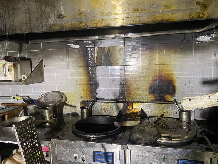 [부산=뉴시스] 30일 오후 부산 기장군의 한 건물 1층 음식점 주방에서 불이 났다. (사진=부산소방재난본부 제공) *재판매 및 DB 금지