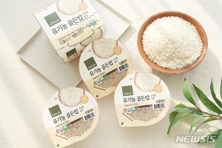 [서울=뉴시스]올가홀푸드는 국산 우수 쌀 품종 골든퀸 3호로 만든 '유기농 골든밥'을 출시했다.(사진=풀무원 제공)