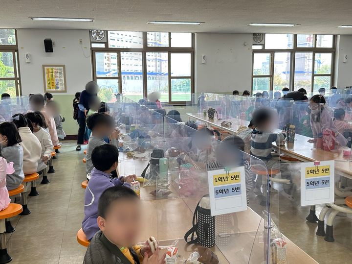 [뉴시스=대전]학비노조 파업으로 대전중앙초등학교 학생들이 점심 식사를 위해 빵 등을 먹고 있다.2023.03.31.(사진=김도현 기자) *재판매 및 DB 금지