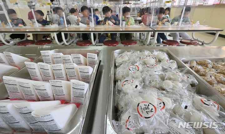 [서울=뉴시스] 사진공동취재단 = 학교 비정규직 노동자들이 총파업에 돌입한 31일 서울의 한 초등학교에서 학생들이 대체급식을 먹고 있다. 2023.03.31. photo@newsis.com