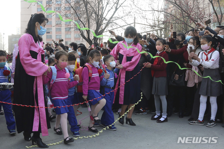 [평양=AP/뉴시스] 북한 어린이들의 성장 지체율이 한국의 10배에 달한다는 유엔 기구 보고서가 발표됐다. 사진은 지난달 1일 북한의 초등학교인 소학교에 처음 등교하는 어린이들 모습. 2023..05.30.