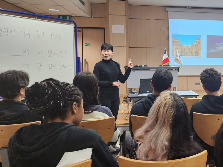 [파리=뉴시스] 김정현 기자 = 조윤정 교사가 지난달 27일(현지시간) 파리 소재 공립 끌로드 모네 고등학교(Lycée Claude Monet)에서 한국어 공개 수업을 진행하고 있다. 2023.04.04. ddobagi@newsis.com *재판매 및 DB 금지