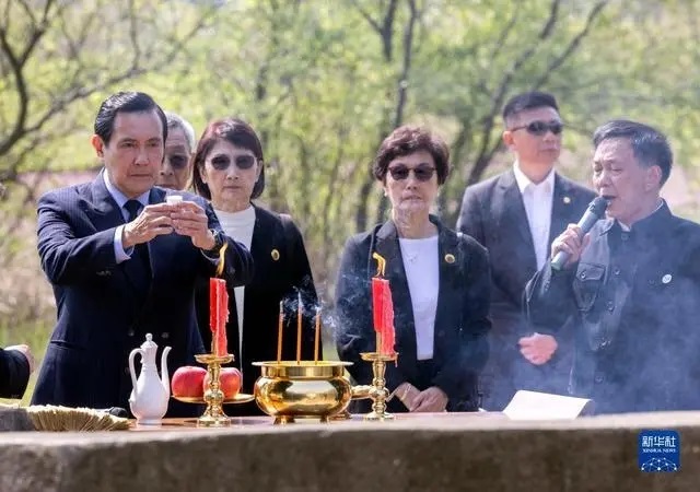 [서울=뉴시스]대만 전·현직 최고지도자 중 처음 중국을 방문한 마잉주 전 총통(왼쪽에서 첫번째)과 그 가족들이 1일 후난성 샹탄에서 성묘를 하고 있는 모습. <사진출처: 신화통신> 2023.04.01