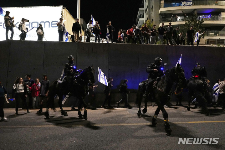 [텔아비브( 이스라엘)= AP/뉴시스] 이스라엘 남부 대도시 텔아비브 시내에서 4월 1일 (현지시간) 경찰이 네타냐후의 사법개혁에 반대하는 주말 시위대를 향해 물대포를 발사하고 있다.   