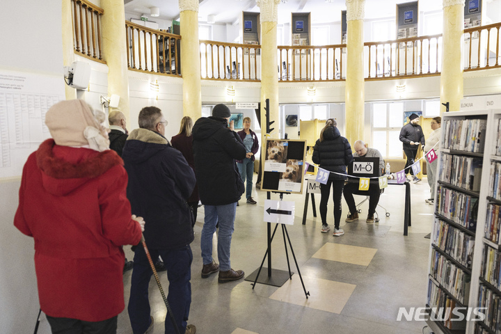 [AP/뉴시스] 2일 핀란드 총선투표에 나선 시민들이 수도 헬싱키 투표소에 줄을 서있다.