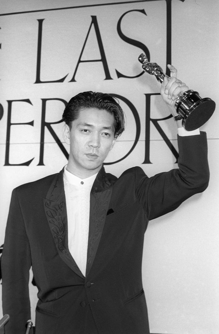 [서울=AP/뉴시스] 사카모토 류이치가 영화 '마지막 황제'(1986·감독 베르나르도 베르톨루치)를 통해 아시아인으로서는 처음으로 받은 미국 아카데미 영화음악상 트로피를 1988년 4월 일본 도쿄에서 들어올리고 있다.