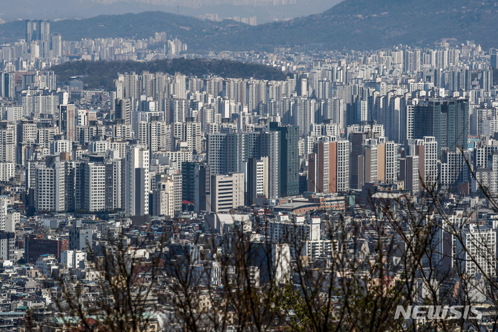 [서울=뉴시스] 정병혁 기자 = 2030세대의 아파트 매입이 늘고 있다. 한국부동산원의 매입자 연령대별 주택거래현황을 분석한 결과 지난 2월 20대 이하와 30대의 전국 아파트 매입 비중은 31.96%로 30%를 넘어섰다. 이는 전월의 29.85%보다 2%포인트 이상 높은 것이면서 2021년 1월(33.0%) 이후 2년1개월 만에 최대 수치다. 사진은 2일 서울 남산에서 바라본 서울시내 아파트의 모습. 2023.04.02. jhope@newsis.com