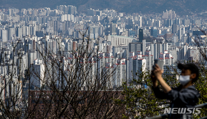 [서울=뉴시스] 정병혁 기자 = 2030세대의 아파트 매입이 늘고 있다. 한국부동산원의 매입자 연령대별 주택거래현황을 분석한 결과 지난 2월 20대 이하와 30대의 전국 아파트 매입 비중은 31.96%로 30%를 넘어섰다. 이는 전월의 29.85%보다 2%포인트 이상 높은 것이면서 2021년 1월(33.0%) 이후 2년1개월 만에 최대 수치다. 사진은 2일 서울 남산에서 바라본 서울시내 아파트의 모습. 2023.04.02. jhope@newsis.com